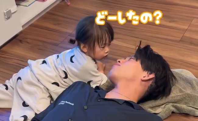 パパのお悩みを聞く１才ベビー。まさかの解決方法がかわいすぎ！！