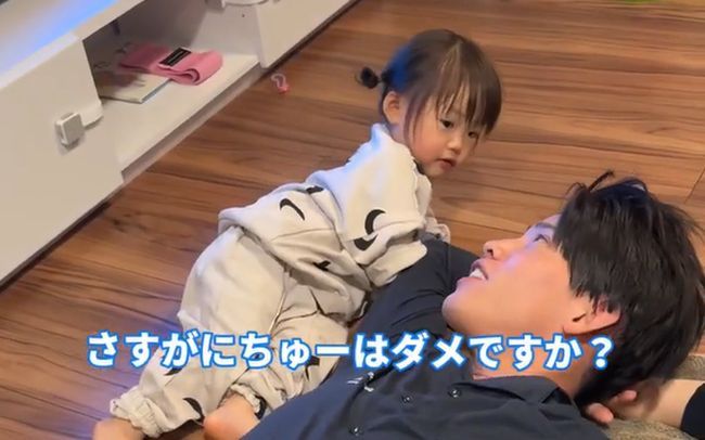 パパのお悩みを聞く１才ベビー。まさかの解決方法がかわいすぎ！！