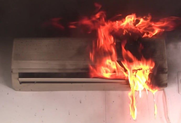 誤った内部洗浄により発火するエアコン室内機（独立行政法人製品評価技術基盤機構の公式サイトより）