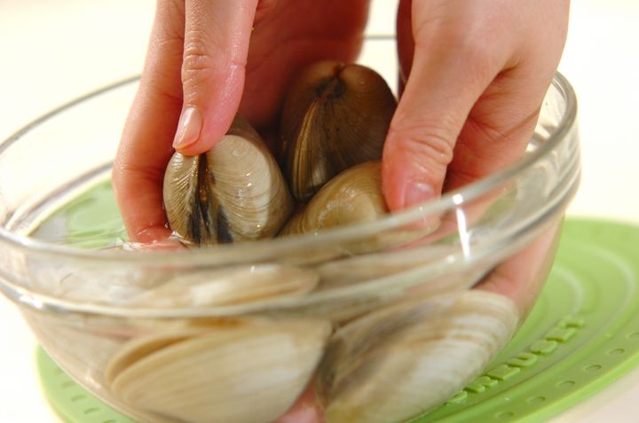 ホンビノス貝の白みそ椀の下準備1