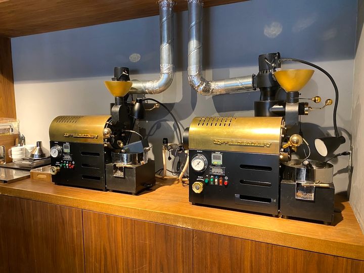 コーヒーを焙煎するための焙煎機。1時間3000円などの時間貸しも行っている