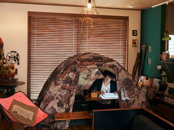 まさかのテント常設リビング!?キャンプ愛が強すぎる愛好家の自宅が凄すぎた…！