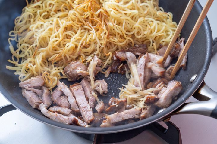 チャーシューを炒める