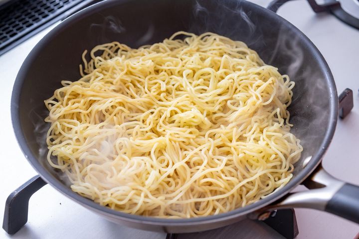 焼きそば麺を焼きつける