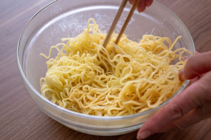 焼きそば麺をほぐす