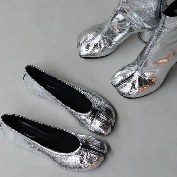 画像: 手前「Tabiバレエ」[ヒール高0.7cm]￥136,400、奥「Tabi ブーツ」[ヒール高7.2〜7.5cm]￥195,800ともに【メゾンマルジェラ】 出典：パリゴ