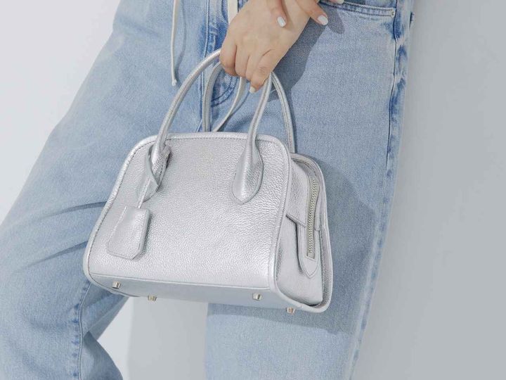 画像: 「ミニボストンバッグ」[縦16×横24×マチ13cm]￥26,400【ハァウ】 出典：ウィム ガゼット