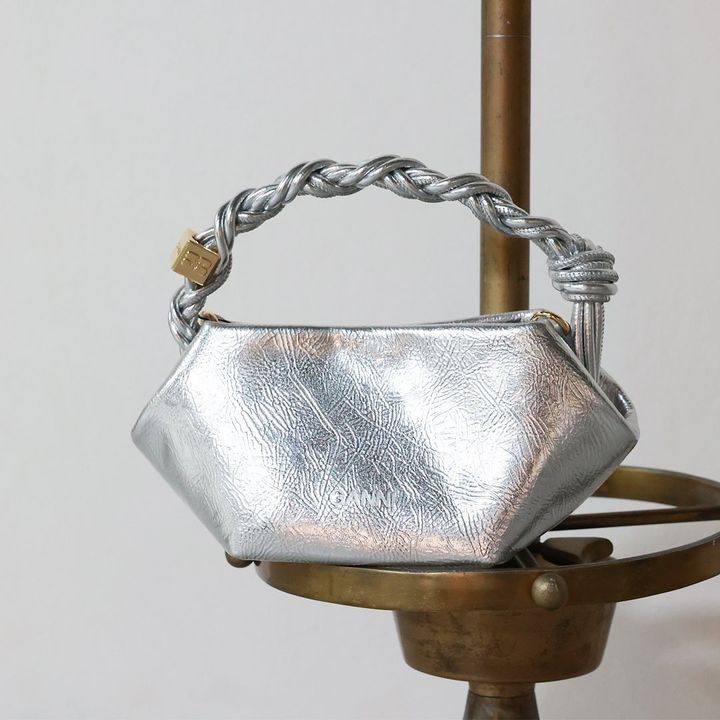 画像: 「SILVER MINI GANNI BOU BAG」[縦11×横17×マチ7cm]￥57,200【ガニー】 出典：パリゴ