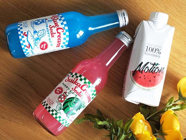 【カルディ】「ウォーターメロンジュース」と「クリームソーダ2種」がテーブルに並んでいる様子