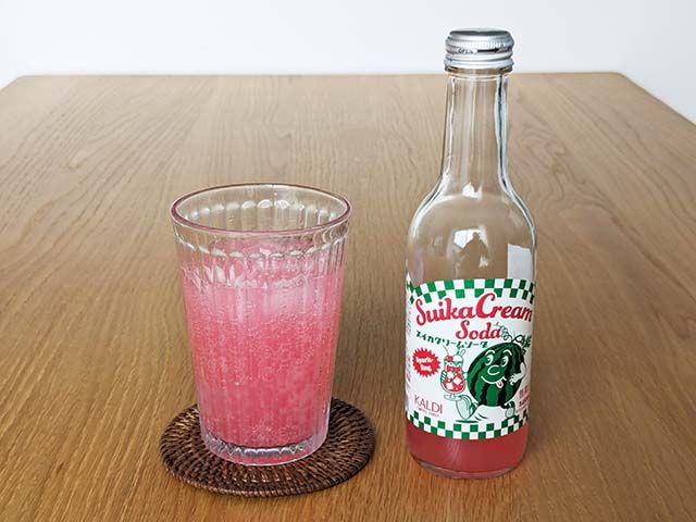 「スイカクリームソーダ」がコップに注がれてテーブルに置かれている様子