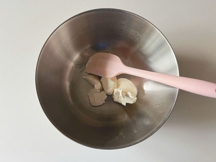 【簡単米粉レシピ】クリチーココナッツとホワイトチョコ米粉マフィン【渡辺友美子のコーヒーに合うお菓子のレシピ vol.45 〜レシピで旅するヨーロッパ〜】