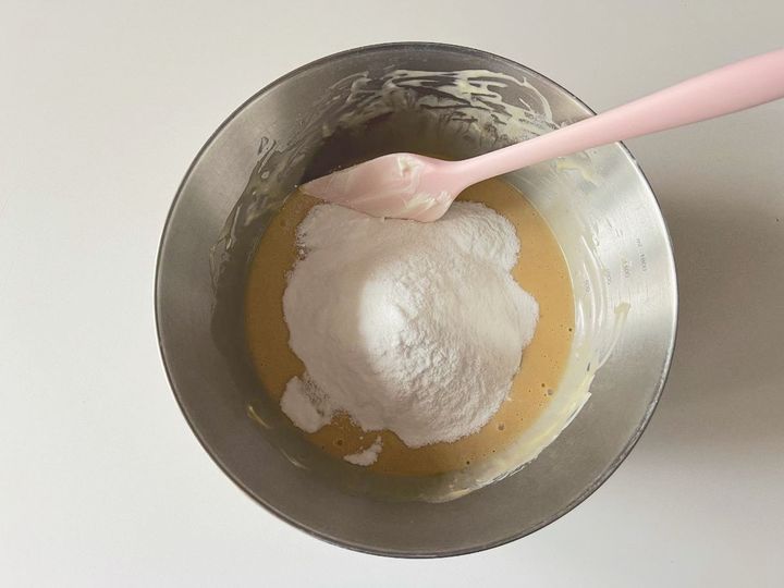 【簡単米粉レシピ】クリチーココナッツとホワイトチョコ米粉マフィン【渡辺友美子のコーヒーに合うお菓子のレシピ vol.45 〜レシピで旅するヨーロッパ〜】