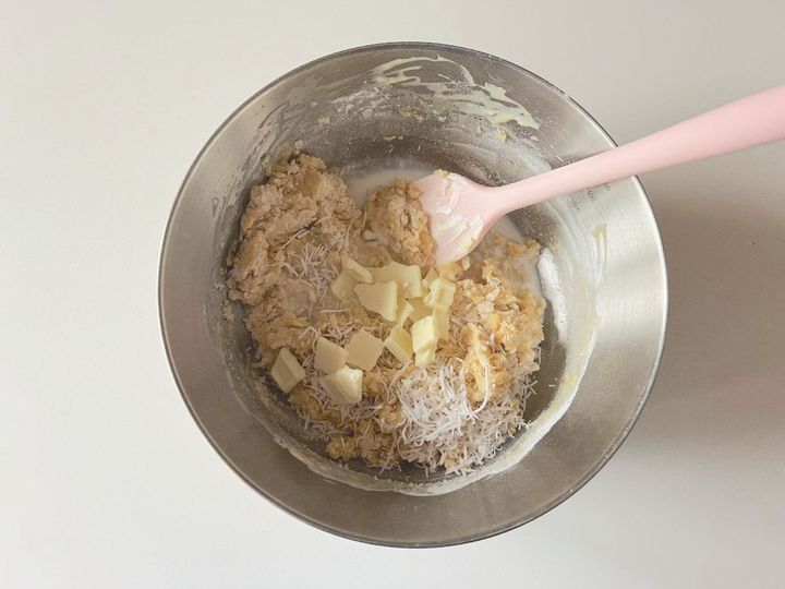 【簡単米粉レシピ】クリチーココナッツとホワイトチョコ米粉マフィン【渡辺友美子のコーヒーに合うお菓子のレシピ vol.45 〜レシピで旅するヨーロッパ〜】