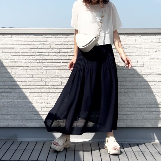 ネイビーのGUのシアーニットフレアスカートを着用したコーデ