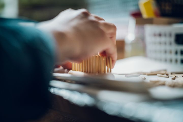 【界 別府】つげブラシ ピンを刺す様子