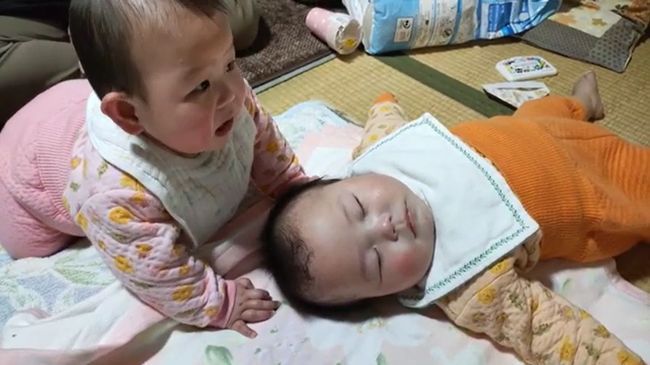 先に寝落ちした双子の兄。心配になった双子の弟の行動がかわいすぎ！