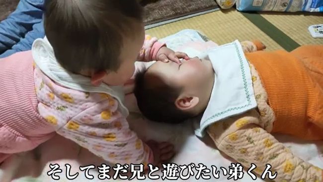 先に寝落ちした双子の兄。心配になった双子の弟の行動がかわいすぎ！