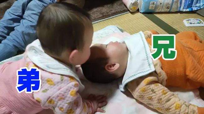 先に寝落ちした双子の兄。心配になった双子の弟の行動がかわいすぎ！