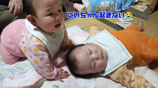 先に寝落ちした双子の兄。心配になった双子の弟の行動がかわいすぎ！