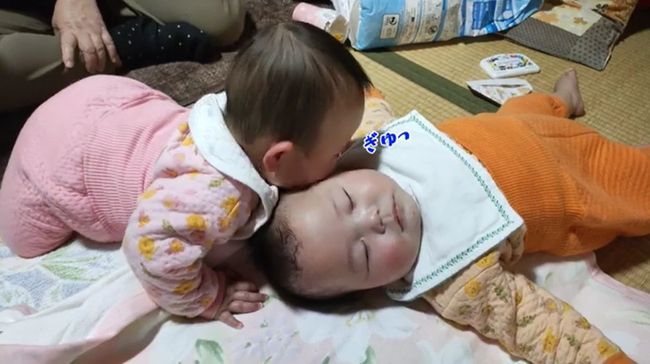 先に寝落ちした双子の兄。心配になった双子の弟の行動がかわいすぎ！