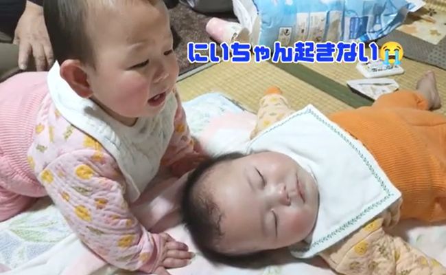 先に寝落ちした双子の兄。心配になった双子の弟の行動がかわいすぎ！