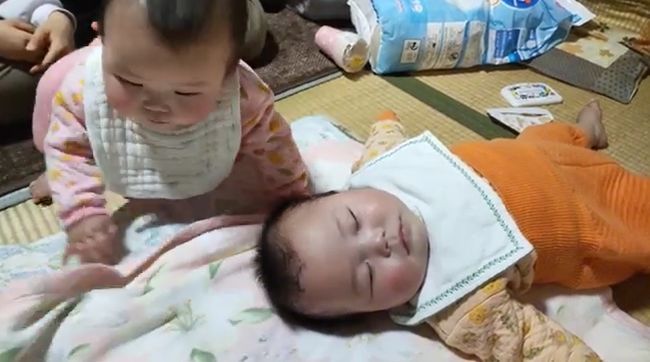 先に寝落ちした双子の兄。心配になった双子の弟の行動がかわいすぎ！