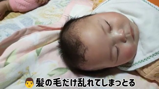 先に寝落ちした双子の兄。心配になった双子の弟の行動がかわいすぎ！