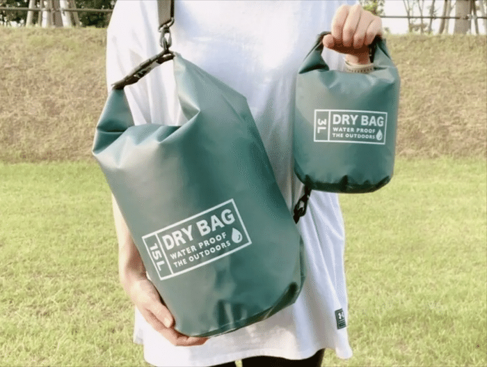 ダイソーの「防水バッグ(ドライバッグ)」は買うべき？“ポリ袋”と機能性 