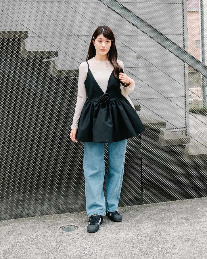 “ライトカラーデニム”のお手本コーデ5選。涼しげな淡い色で季節感を演出【TOKYO SNAP】