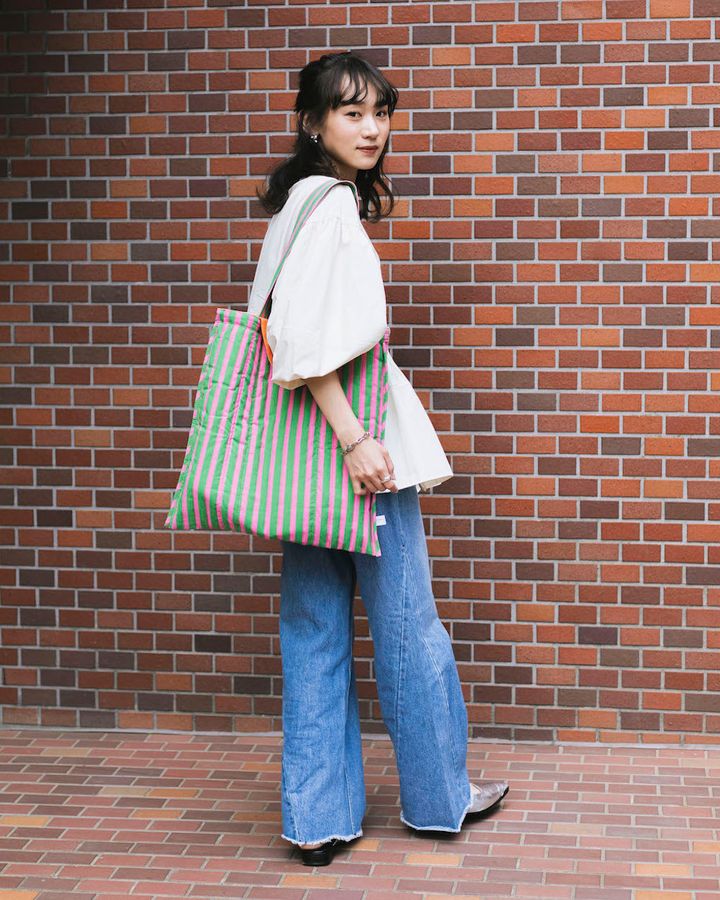 “ライトカラーデニム”のお手本コーデ5選。涼しげな淡い色で季節感を演出【TOKYO SNAP】