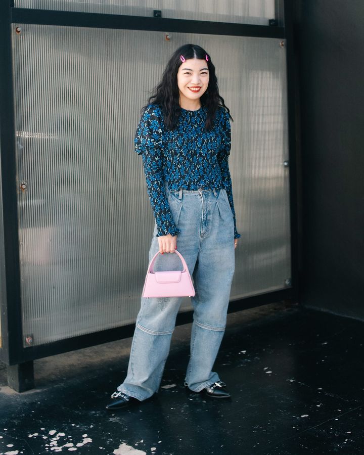“ライトカラーデニム”のお手本コーデ5選。涼しげな淡い色で季節感を演出【TOKYO SNAP】