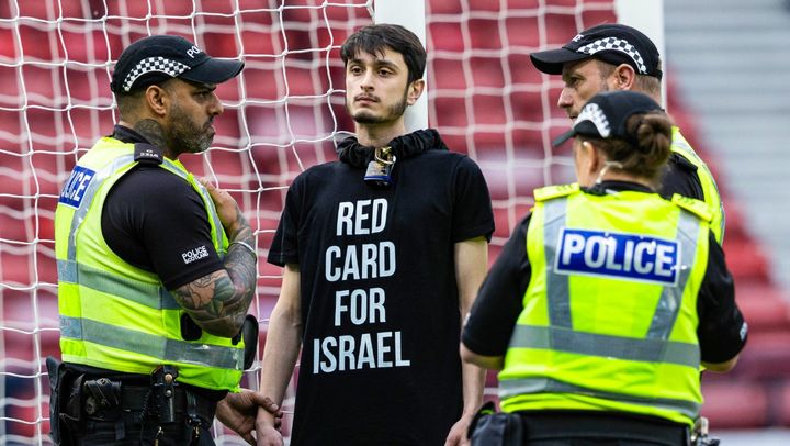 女子イスラエル戦に男が侵入…ガザ侵攻に抗議してゴールポストに自分の首をくくりつける