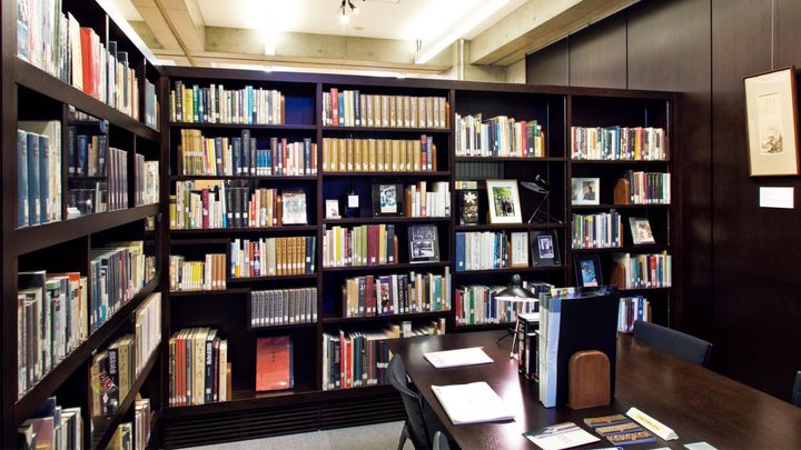 東京〈北区立中央図書館〉内観