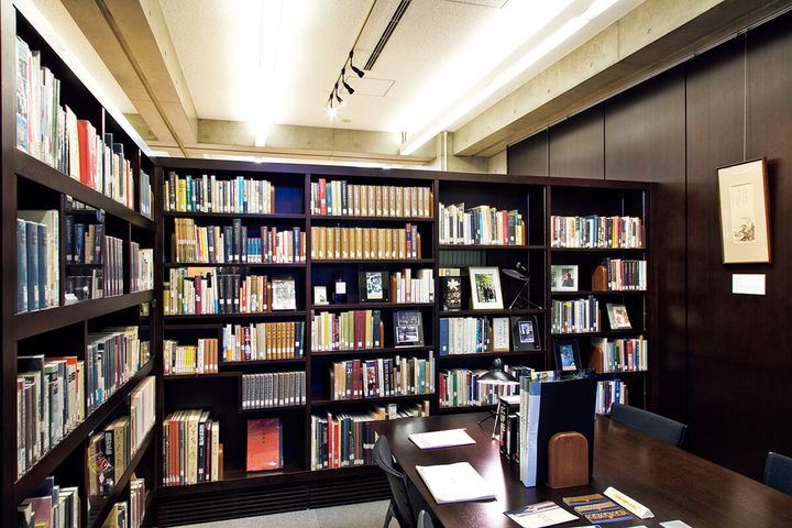 東京〈北区立中央図書館〉内観