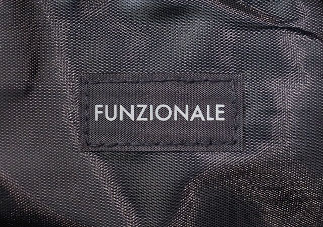 ショルダーバッグ ブランドロゴタグ