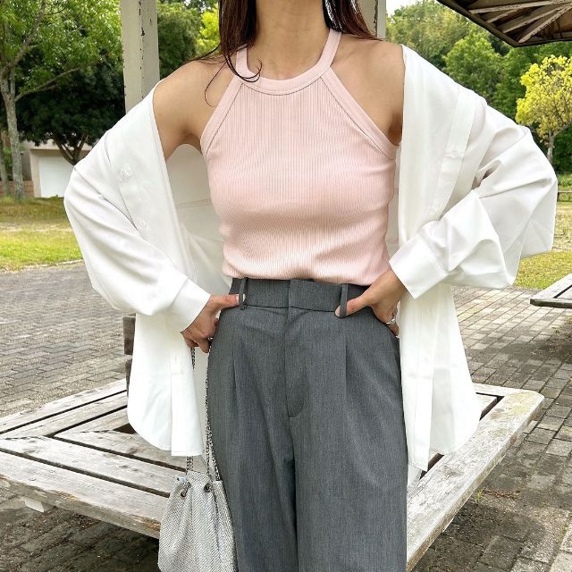 ピンクのUNIQLOのホルターネックブラタンクトップの上にシャツを羽織っている