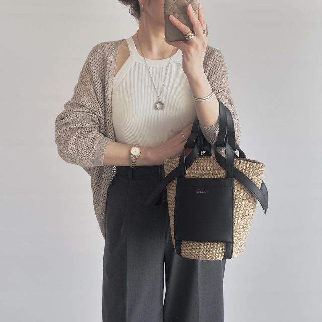 UNIQLOのホルターネックブラタンクトップを着用している