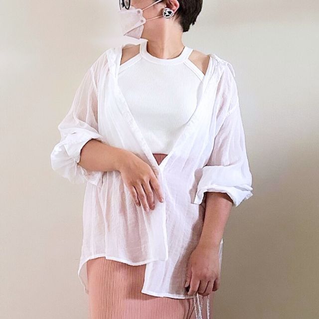 UNIQLOのホルターネックブラタンクトップを着用