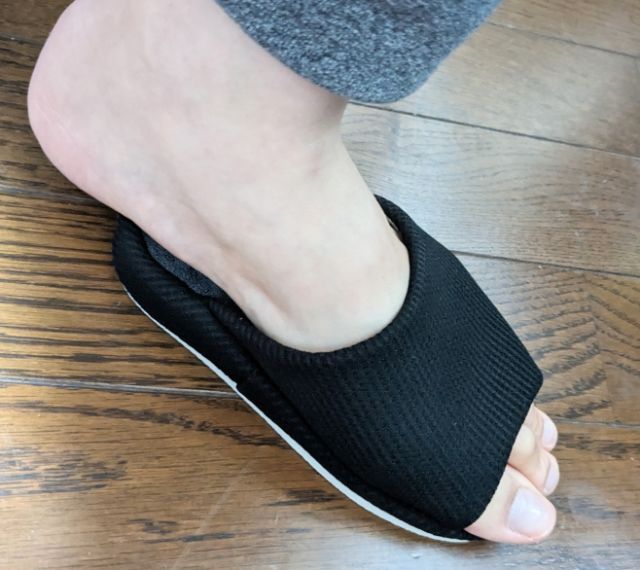 かかとアップスリッパ履いたところ
