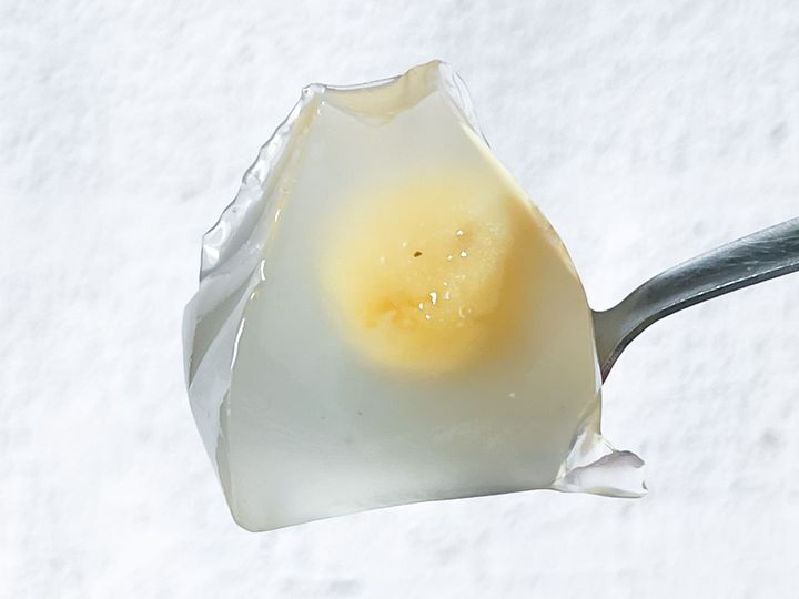 スプーンで持ち上げた「 伊勢 マイヤーレモン 水饅頭」