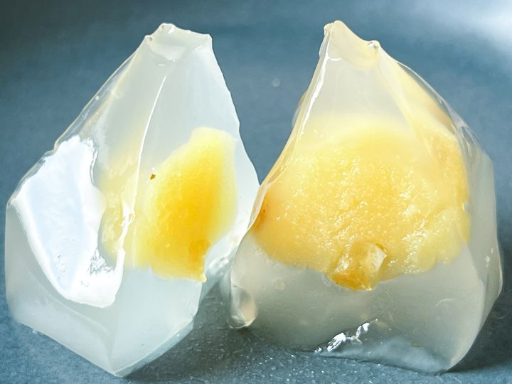 半分に切った「 伊勢 マイヤーレモン 水饅頭」