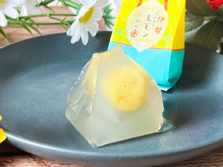 お皿に盛られた「 伊勢 マイヤーレモン 水饅頭」