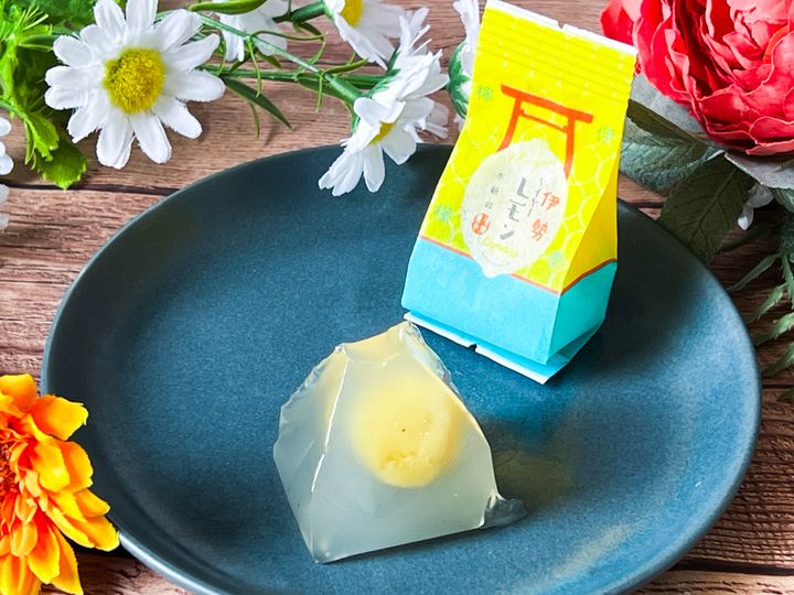 テーブルに並んだ「 伊勢 マイヤーレモン 水饅頭」