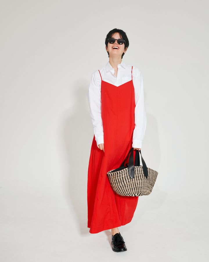 大人女子のワンピースコーデは、鮮やかカラー×凛々しい白シャツがいい塩梅。