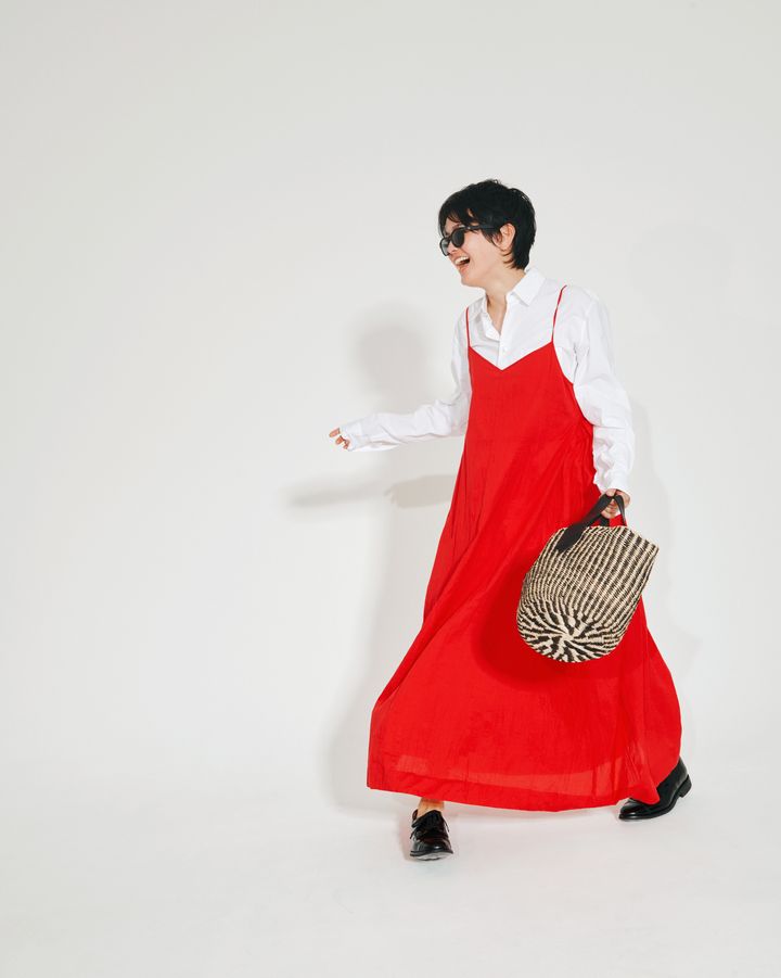 大人女子のワンピースコーデは、鮮やかカラー×凛々しい白シャツがいい塩梅。