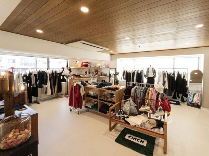 画像: 染谷さんがデザインした洋服やセレクトしたアイテムが並ぶ【シンチ】の店内。 出典：シンチ