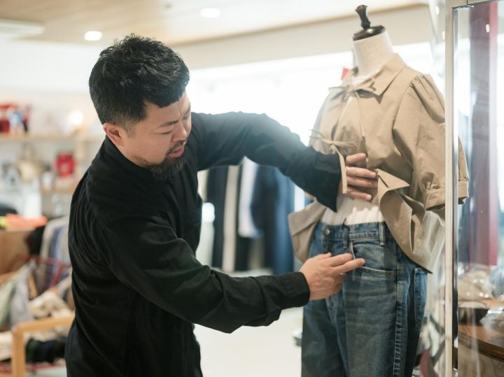 画像: 実際に自身がデザインしたデニムパンツを例に、丁寧に説明してくれる染谷さん。 出典：シンチ