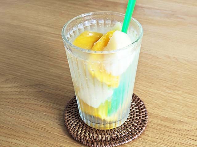 「サントリー天然水 特製レモンスカッシュ 500mlペット」と「ドール 完熟マンゴー」と「ドール 白桃」で作ったアレンジドリンク