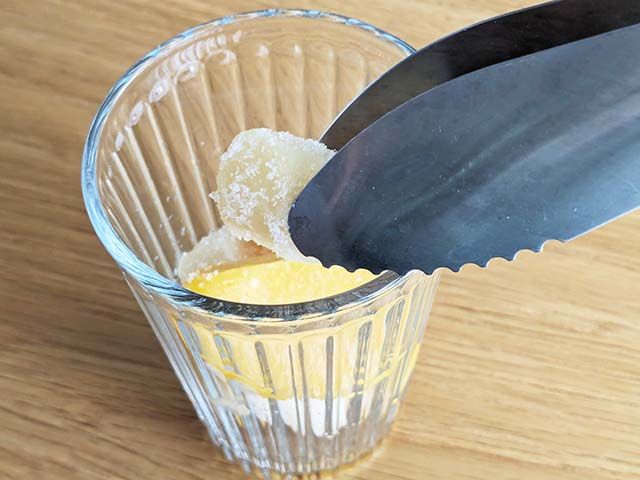 グラスに「ドール 完熟マンゴー」と「ドール 白桃」を入れている様子