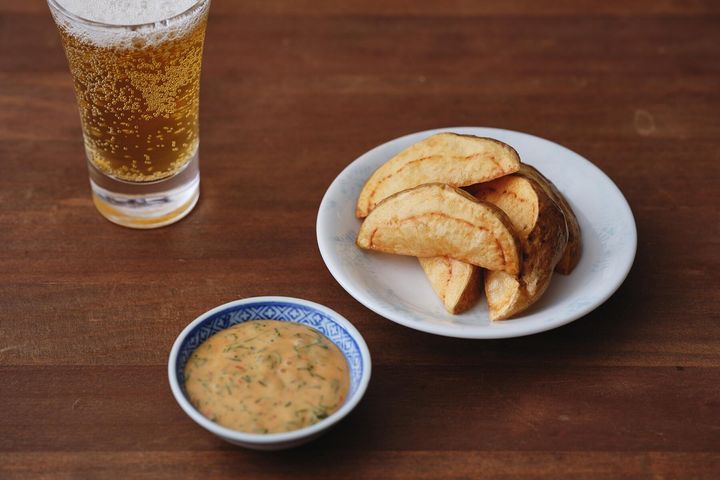 ディルと豆板醤のソースで食べる“中華ポテトフライ”